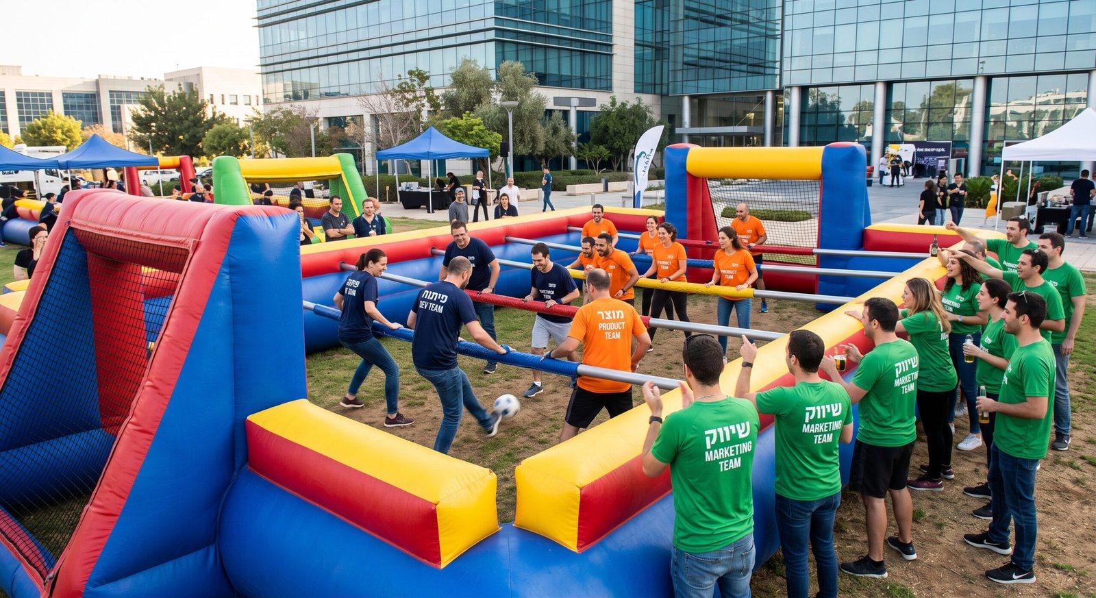 כדורגל אנושי לאירוע חברה: שתי קבוצות עובדים מתחרות במגרש מתנפח בחוץ