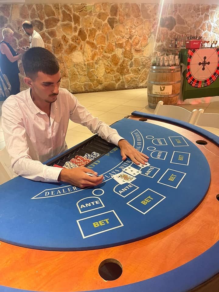 דילר מקצועי בשולחן בלאק ג'ק