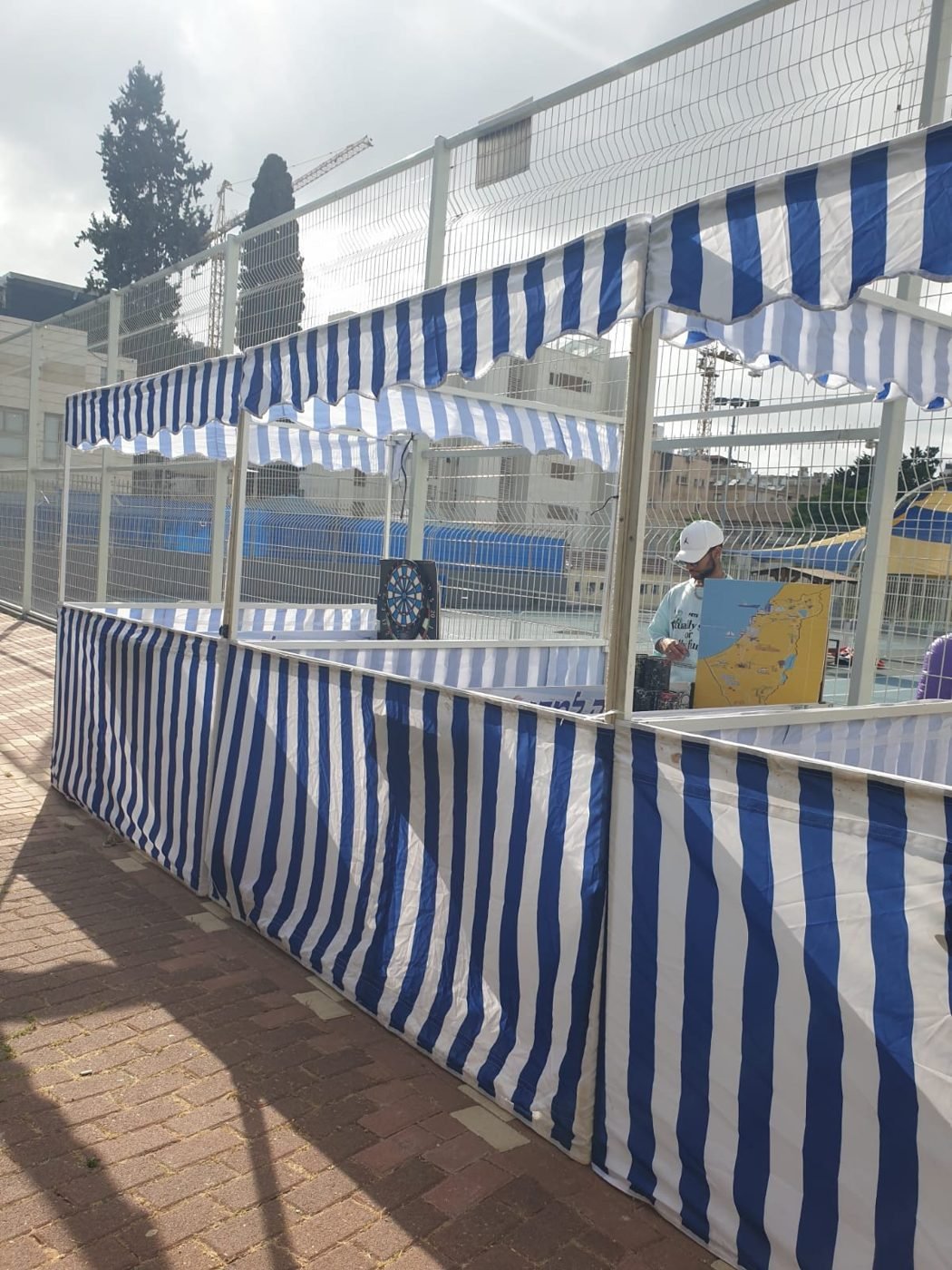 שורת ביתני יריד בכחול לבן